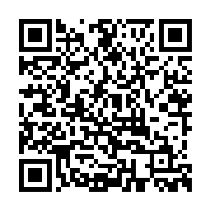 扯过了一旁的裘衣凌乱地披上就跑出了这个房间二维码生成