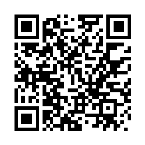 把揉好的粉团放在漏勺里用力捶打二维码生成