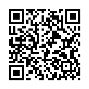 把玫瑰花放在鼻端下很潇洒地轻轻嗅了一口二维码生成