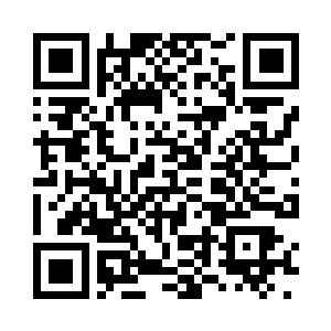 把眼镜装到眼镜盒里打包放到收银台二维码生成