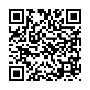 把翡翠项链戴在雨馨雪白的脖颈上二维码生成