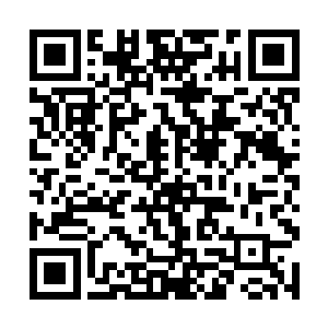 把自己抓在手里都带着汗水的戒指套进她的无名指里二维码生成