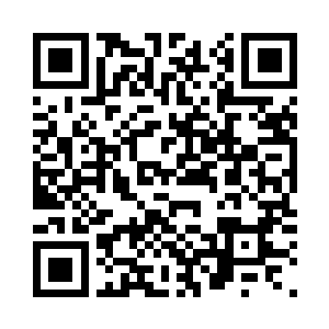 把装满食物的银盘放在床头的桌子上二维码生成