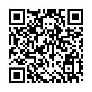 抓住了岸边蓬松茂密而垂入河水里的绿草二维码生成