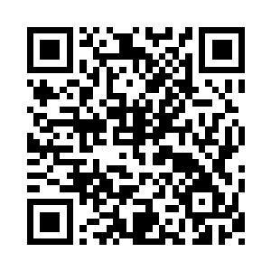 折扇男闲庭信步一般地在甲板上散起了步二维码生成