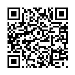 护城河里的人鱼战士们立刻扬起水幕二维码生成