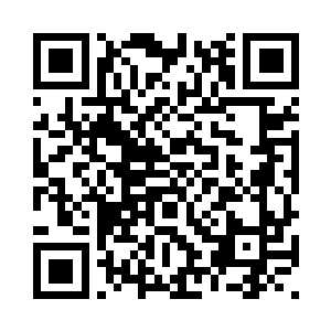 抬头就看到了贴在墙上的一张海报二维码生成