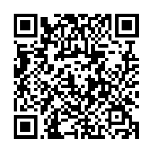 抬头望着眼前的大布景――为了体现孔蒂尼的内心世界二维码生成