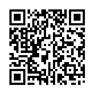 抬头默默的看着面前旗杆上飘扬的五星红旗二维码生成