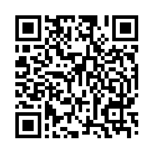 抬手帮女儿把腮旁几缕头发抿到耳后二维码生成