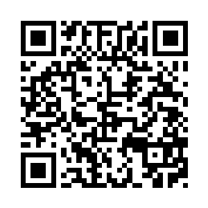 抬手摘下粘在白娇头上的一小片干叶子二维码生成