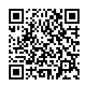 抬起手来用手帕帮雅文仔细擦着脸上的汗水二维码生成
