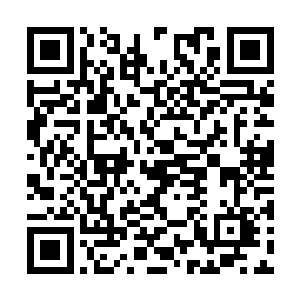抱头痛哭的两个人似看到了七十年代那个特殊时期二维码生成