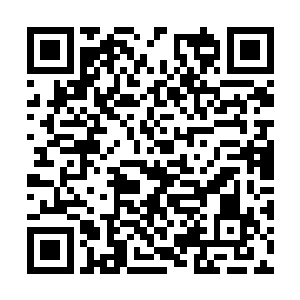 抱着他的脖颈依依不舍地将头靠在他宽阔的肩膀上二维码生成