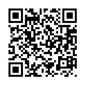 抱着孩子的男子惊愕地盯着电视屏幕二维码生成