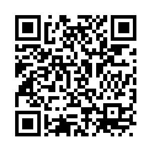 抱着汤姆斯旋转重机炮在掩体内站了起来二维码生成