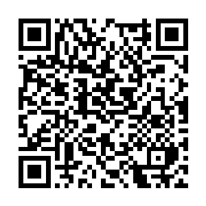 拇指放在了自己有棱有角好像雕刻出来的下巴上面二维码生成