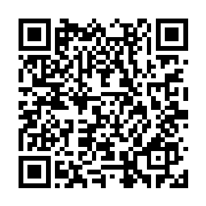 拉近目光可以看到海滩上有三个落汤鸡一样的人儿二维码生成