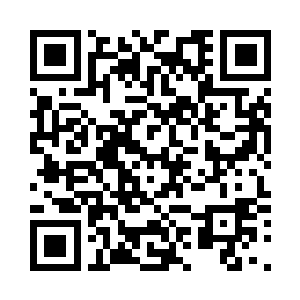 拍卖师小心翼翼的将一个白玉盒捧起二维码生成