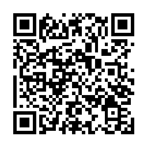 拍打着海边的礁石还有山体下面犬牙交错的大小海底溶洞二维码生成