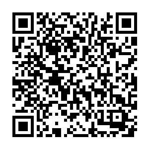 拎着尖刀再回返到柜台边用柜台上那小盆里的水清洗尖刀上沾染的鲜血二维码生成