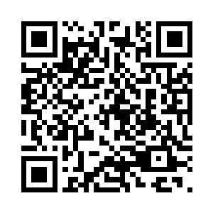 拧过头来看了眼另一张床上躺着的人二维码生成