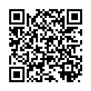 拿一个很大的木勺舀着砂锅里的粥慢慢喝二维码生成