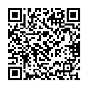 拿了把漆成红色的小剪刀将两人的一缕头发剪下二维码生成