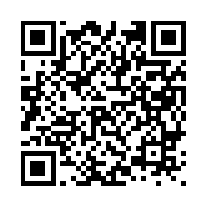 拿出了一个包装的很漂亮的小瓶子二维码生成