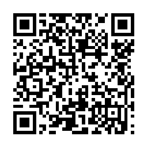 拿剑的手从他的腋下反向划到风清扬的另一个肩膀二维码生成