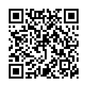 拿着兔子抱枕蹬蹬蹬走到气垫床上坐下来二维码生成