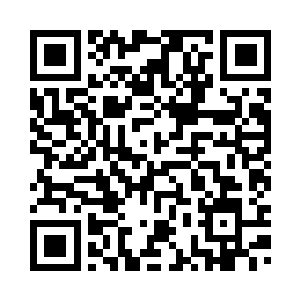 拿着插了黑馒头的棍子从火上移开二维码生成