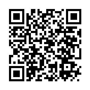 拿着柯尔特手枪的手用力地拍着柜台二维码生成