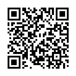 拿着浴巾开始擦拭着男人的头发和身体二维码生成