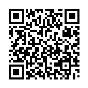 拿着筷子每个盘子都挟了一撮菜在自己的碗里二维码生成