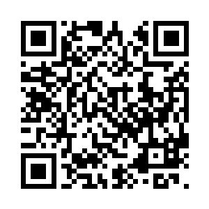 拿着罗卿卿脱下来放在床上的空姐制服二维码生成