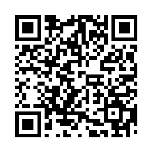 拿起手里的人参将人参的好处以及外表特征二维码生成