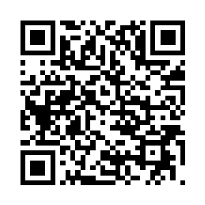 拿起桌上的茶壶倒了一杯冷掉的茶水二维码生成