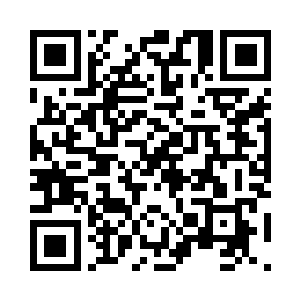 拿起桌子上杜曼雪记录旅行社联系方式的铅笔二维码生成