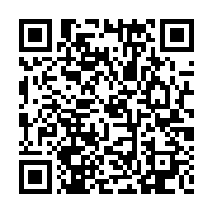 拿起桌子上的三杯酒水没有犹豫的连续喝了下去二维码生成