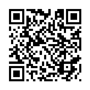 拿起笔在一份计划书上有力的签字二维码生成