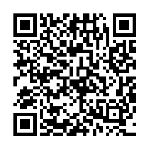 拿起身边的枪从窗户的位置对着十几米外的一群人直接射击二维码生成