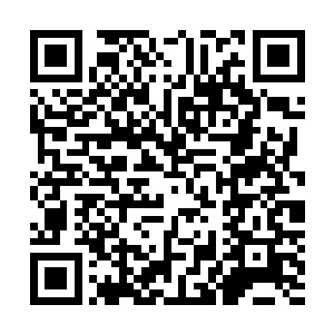 拿起那放在桌上的几张照片看了看这才走到书房的一个角落二维码生成