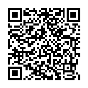 持着长柄勺子从木桶里挖了两勺子饭扣在了碗里二维码生成