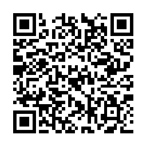 挂着的众多招牌丝毫不下于现代都市之中的广告牌二维码生成