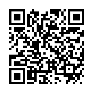 挂着缆车的牵引车在入口处停靠着二维码生成