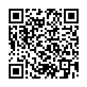 指着上面排列成长龙似的灰蒙蒙薄片道二维码生成