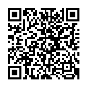 挤到乔什身边为他呐喊助威――乔什正和剧组里的兄弟们拼酒二维码生成