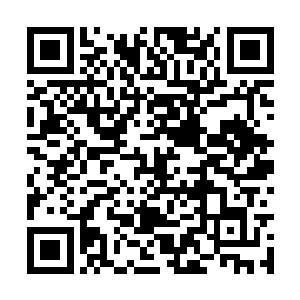 挥手冲着慕容昊和慕容仙儿所在的方向击出一道光二维码生成