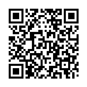 挥起手中绽放着七彩流光的水晶长剑二维码生成